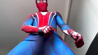Spiderman sborra ragnatele: twink colombiano in tuta