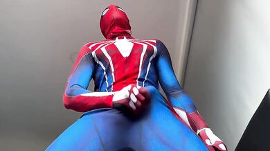 Spiderman sborra ragnatele: twink colombiano in tuta