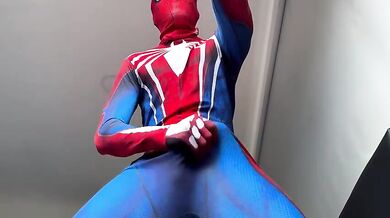 Spiderman sborra ragnatele: twink colombiano in tuta