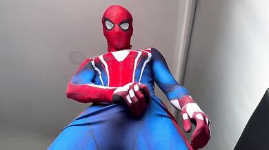Spiderman sborra ragnatele: twink colombiano in tuta