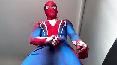 Spiderman sborra ragnatele: twink colombiano in tuta