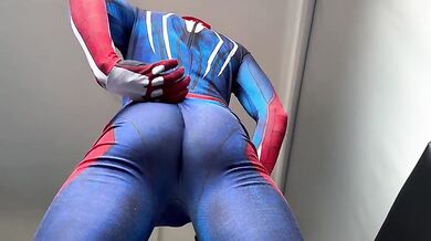 Spiderman sborra ragnatele: twink colombiano in tuta