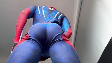 Spiderman sborra ragnatele: twink colombiano in tuta