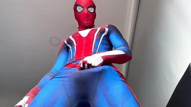 Spiderman sborra ragnatele: twink colombiano in tuta