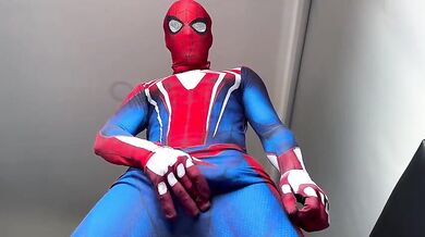 Spiderman sborra ragnatele: twink colombiano in tuta