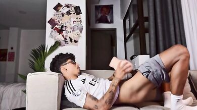 Gran cazzo dopo il calcio: voglia di FICCARLO dentro la doll