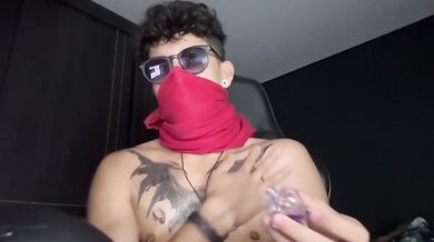 Twink latino si SEGA durante la lezione online