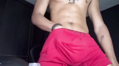Twink latino si SEGA durante la lezione online