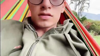 Twink con occhiali si SEGA all'aperto al mattino