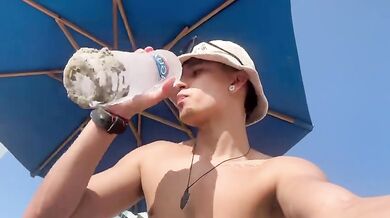 Twink nudo si ESIBISCE in moto d'acqua a Cartagena