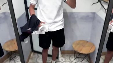Twink si SEGA nello spogliatoio del negozio