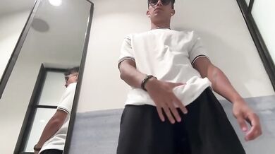 Twink si SEGA nello spogliatoio del negozio