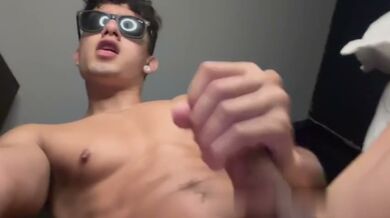 Latino ti SBORRA in faccia mentre si sega