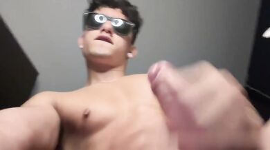 Latino ti SBORRA in faccia mentre si sega