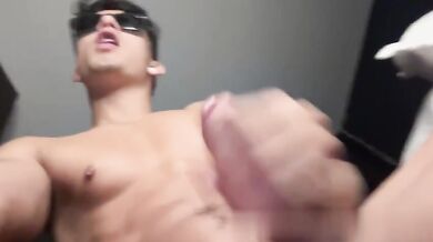 Latino ti SBORRA in faccia mentre si sega