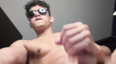 Latino ti SBORRA in faccia mentre si sega