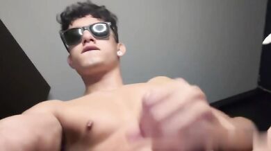 Latino ti SBORRA in faccia mentre si sega
