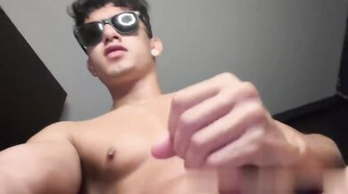 Latino ti SBORRA in faccia mentre si sega