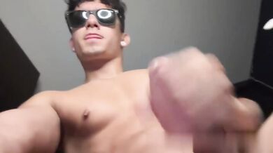 Latino ti SBORRA in faccia mentre si sega