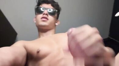 Latino ti SBORRA in faccia mentre si sega
