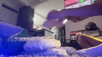 Si benda e SCOPA il toy come fosse un culo vero