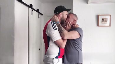 Questo uomo pompa e ingoia il CAZZONE del daddy