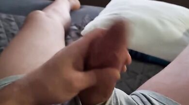Si tira il mostro da solo e sborra tutto sul palmo