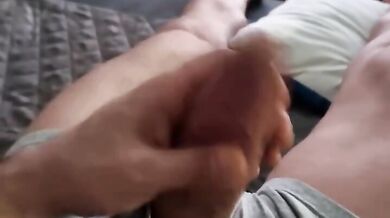 Si tira il mostro da solo e sborra tutto sul palmo