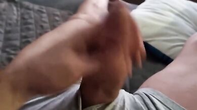 Si tira il mostro da solo e sborra tutto sul palmo
