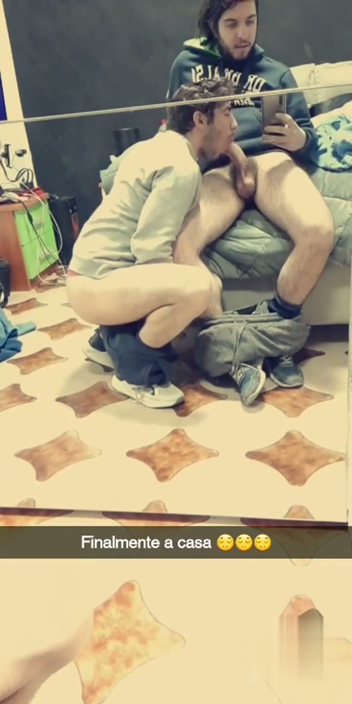 Pov: il fidanzato gli succhia il cazzo e se lo prende in gola