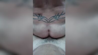 Prima di dormire gli sale sul CAZZO e si fa inculare