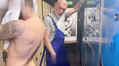 Daddy lo incula BAREBACK nello spogliatoio
