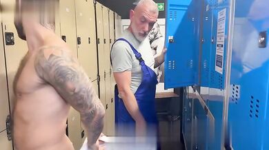 Daddy lo incula BAREBACK nello spogliatoio