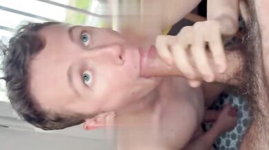 Il twink del college gli succhia il cazzo del DADDY