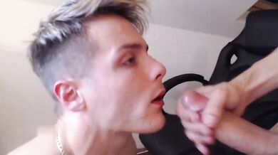 Twink si fa SFONDARE il culo dai cazzi grossi