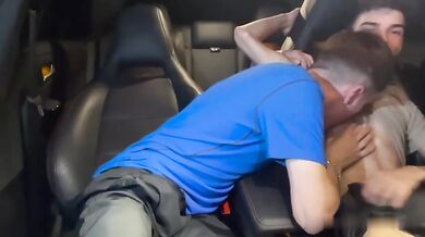 Twink dotati scopano in AUTO sul ciglio della strada