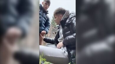 Succhiano e SBORRANO fuori col piumino