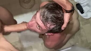 Sotto la DOCCIA succhia e prende in faccia