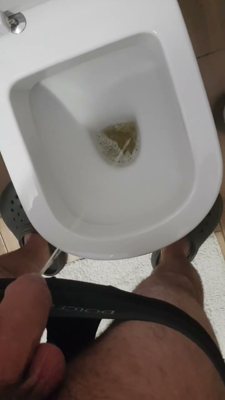 Si piscia addosso da solo in camera, clip GAY