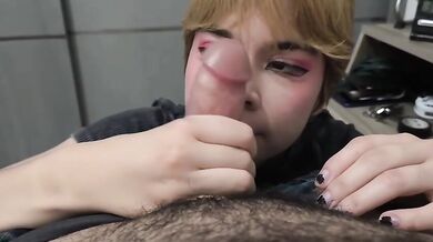 Femboy col culo succoso impara la GOLA profonda