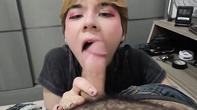 Femboy col culo succoso impara la GOLA profonda