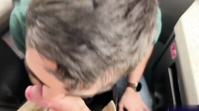 in treno: il DADDY fa succhiare il twink