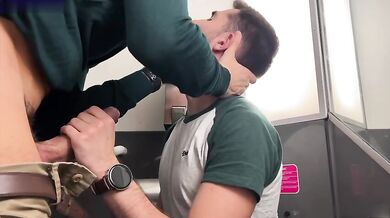 in treno: il DADDY fa succhiare il twink