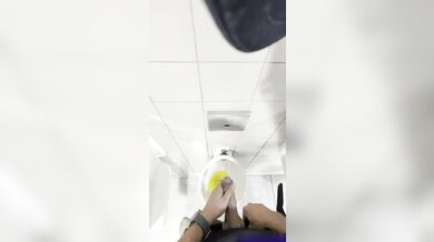 in bagno pubblico: piscia e si sega il CAZZONE