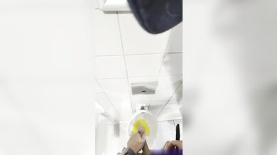 in bagno pubblico: piscia e si sega il CAZZONE
