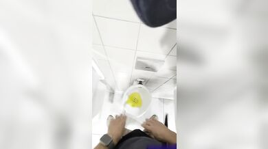 in bagno pubblico: piscia e si sega il CAZZONE