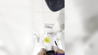 in bagno pubblico: piscia e si sega il CAZZONE