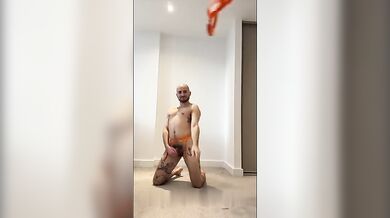 Sissy in lingerie: balla, mostra il culo e si tocca