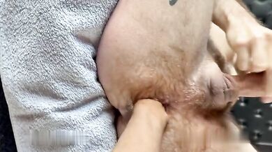 GLi mette la mano nel culo