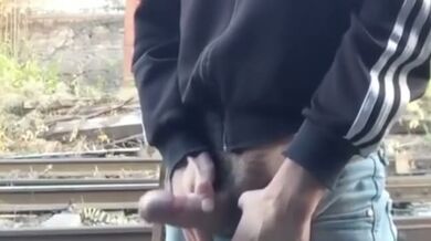 Etero si masturba all'aperto e viene molto